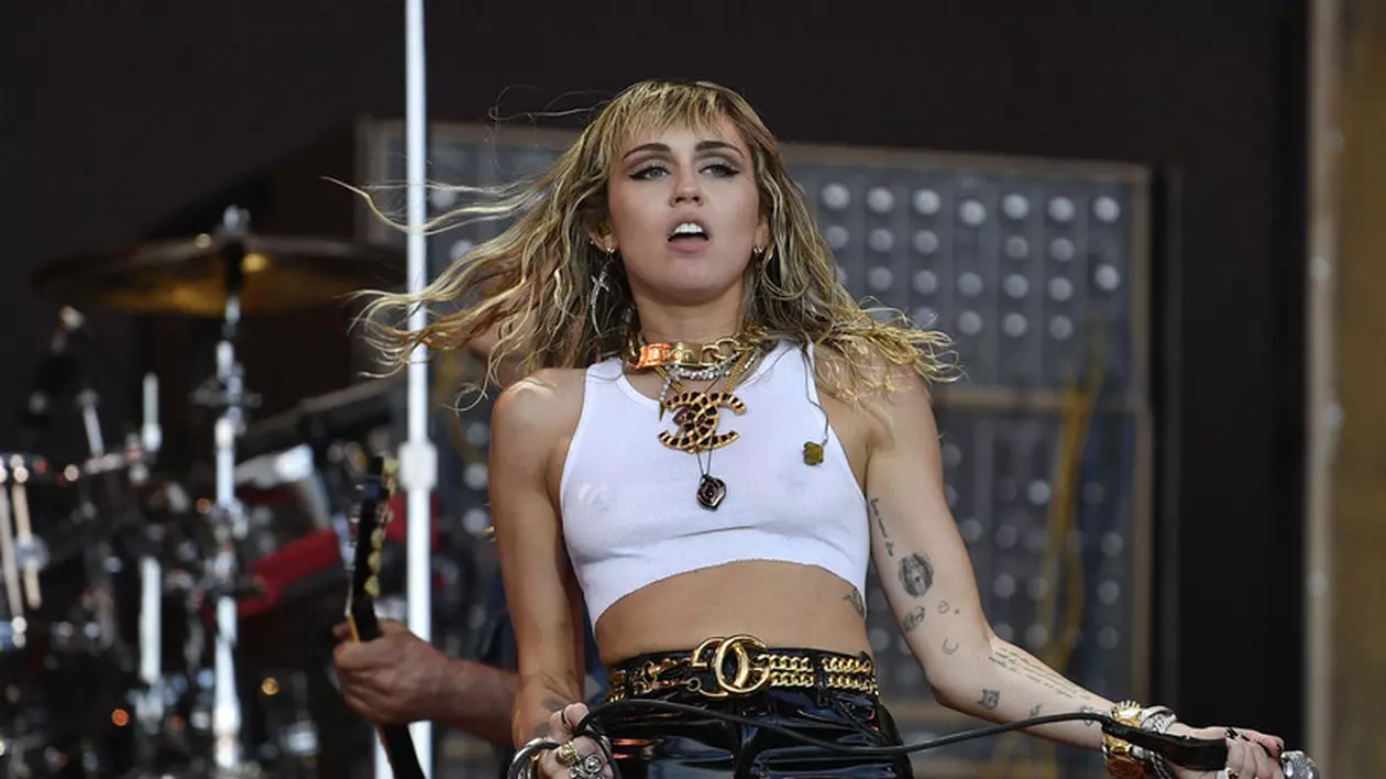Miley Cyrus și-a făcut două tatuaje noi. Ce mesaje a ales vedeta