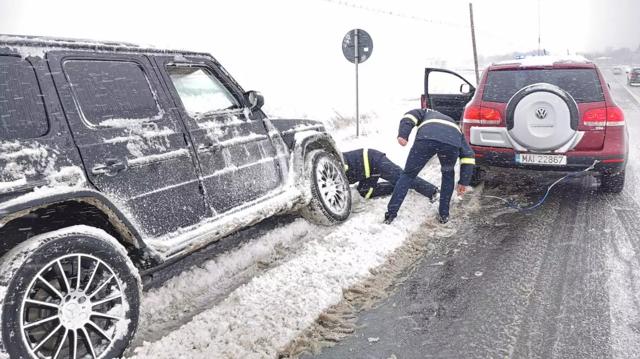 Bilanțul după primele ninsori: 35 de mașini cu 64 de oameni, blocate în nămeți, mai multe drumuri închise