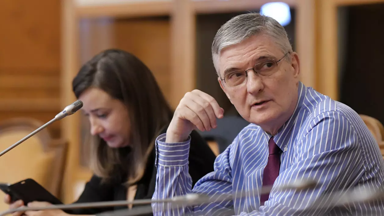 Daniel Dăianu, șeful Consiliului Fiscal, distruge rectificarea bugetară: „Uneori am impresia că avem trei guverne”. Daniel Dăianu, în cămasă albastră