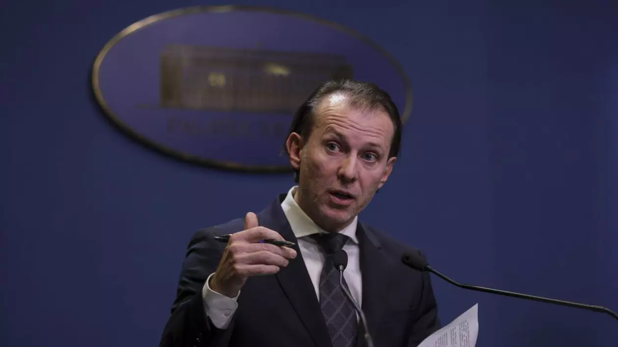 Reacția lui Cîțu după decizia CCR privind alocațiile: Ciolacu șantajează Guvernul României să nu respecte Constituția. Florin Cîțu la un pupitru de la Guvern