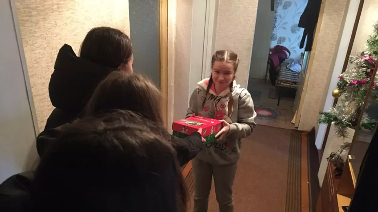 O femeie care lucrează într-un fast-food își dă tot salariul celor nevoiași. De ce a luat o astfel de decizie