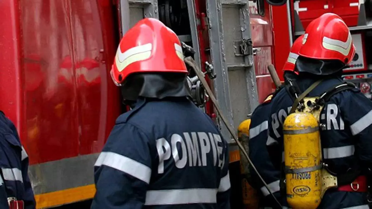 Pompierii, chemați pentru un vasluian care cocea ardei în podul blocului. Locatarii s-au speriat când casa scării s-a umplut de fum