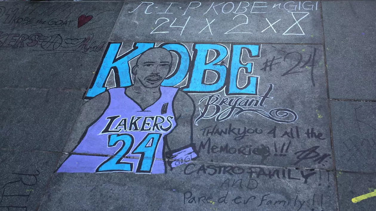 Fanii i-au adus un omagiu vibrant fostul baschetbalist Kobe Bryant FOTO: EPA