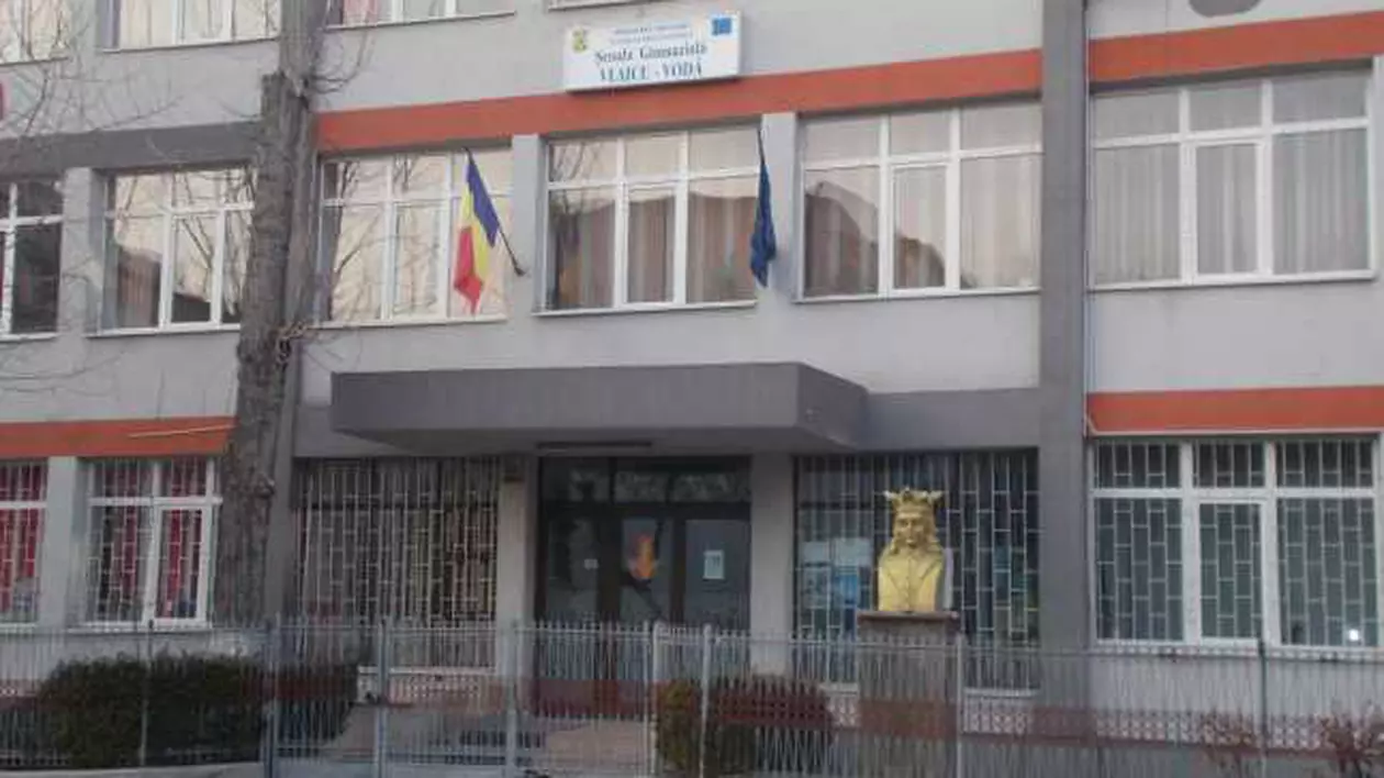 Directoarea unei școli din Brăila cheamă părinții să măture și să spele WC-urile. Explicația ei: ”Copiii sunt cum sunt”
