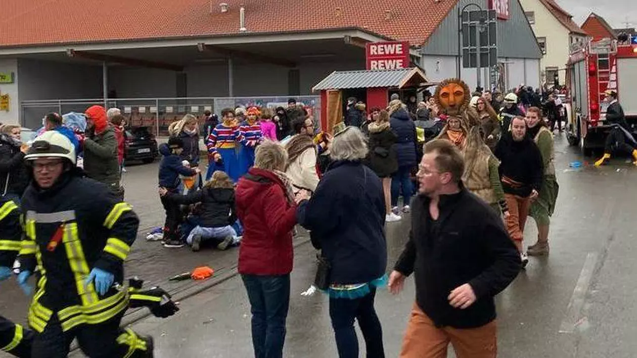 O mașină a intrat în mulțime, la un carnaval din Germania. Martorii spun că șoferul a accelerat intenționat