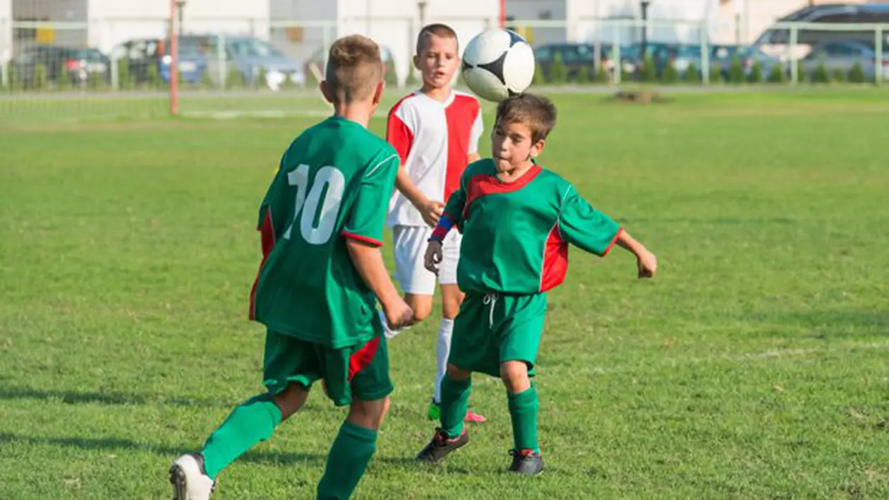 Trei țări europene nu mai dau voie copiilor sub 12 ani să lovească mingea cu capul la antrenamente