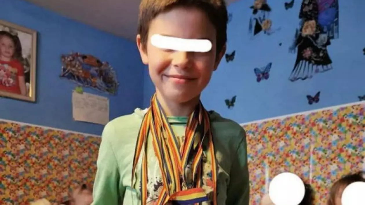 Copilul de 8 ani din Botoșani care-şi îngrijeşte cele patru surori: „Le iubesc tare mult şi încerc să le fie călduţ“
