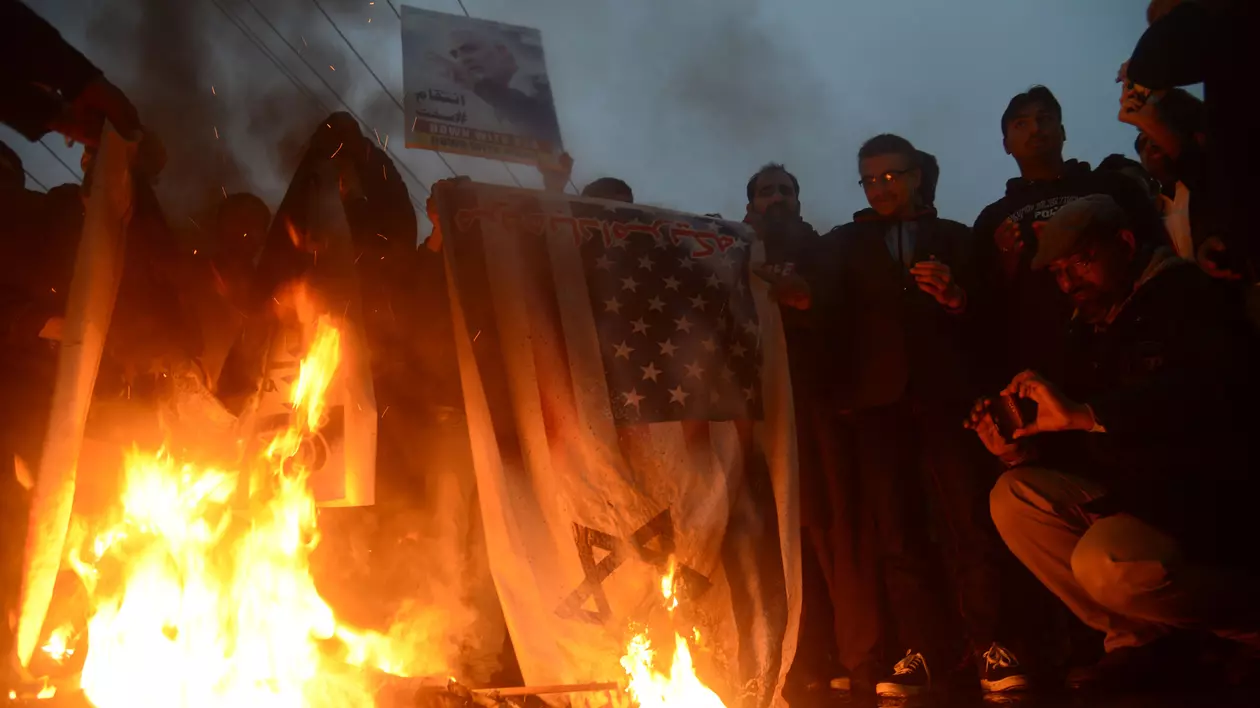 Afacere profitabilă în Iran: O fabrică produce steaguri americane şi israeliene pentru a fi incendiate la proteste
