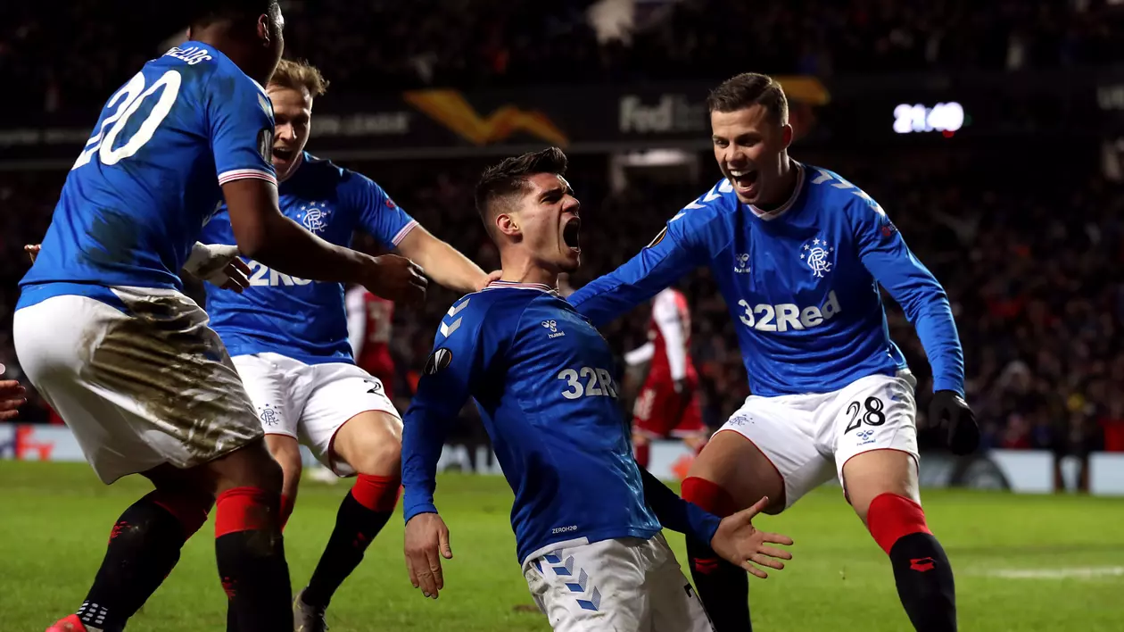 Ianis Hagi, îmbrățișat de colegii de la Rangers, sărbătorește cel de-al doilea gol marcat în poarta echipei portugheze. FOTO: Hepta