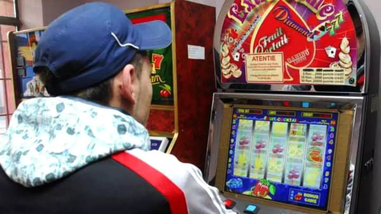 Sute de băcăuani au rămas fără ajutor social după ce s-a descoperit că au venituri din jocuri de noroc