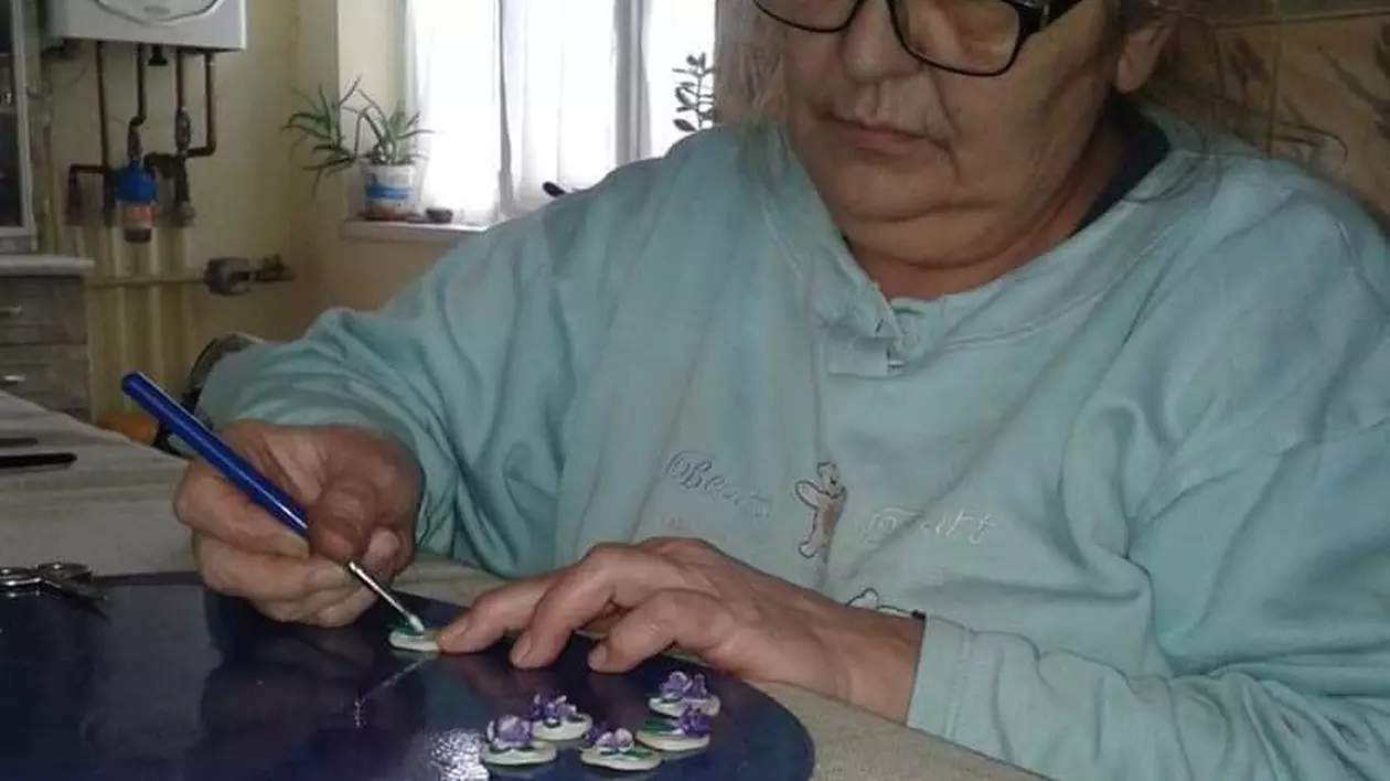 Mai mult pasiune, decât afacere. O pensionară din Târgu Jiu face mărțișoare de 30 de ani