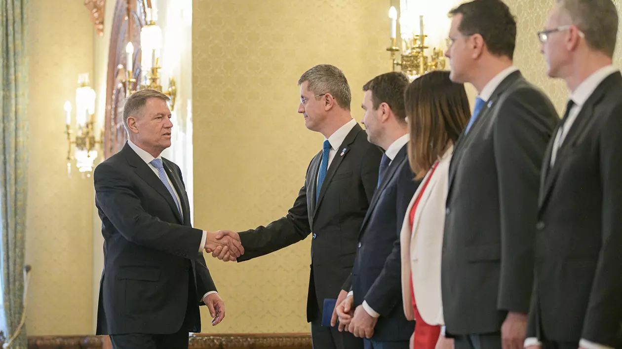 UPDATE | Consultări la Cotroceni, pentru desemnarea unui nou premier. USR l-a propus pe Dacian Cioloş, PMP îl susţine pe Cristian Diaconescu. Ponta spune că el poate face majoritate