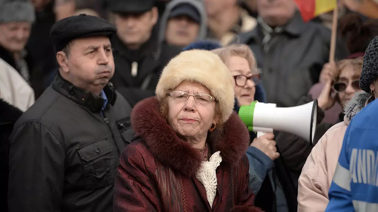Asociaţiile de pensionari amenință cu proteste de stradă în septembrie, dacă nu cresc pensiile cu 40%