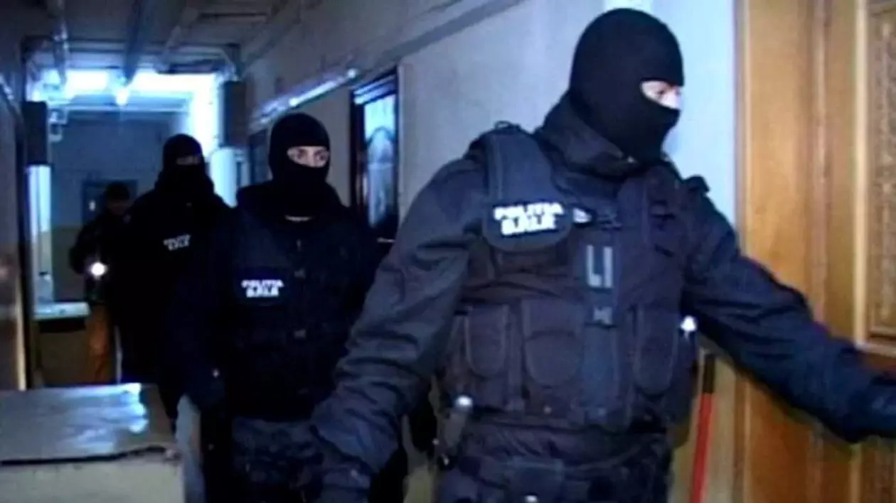 Bărbat pus sub control judiciar, acuzat că a furat 1,6 milioane de euro din conturile firmelor unde era angajat. Cine l-a ajutat