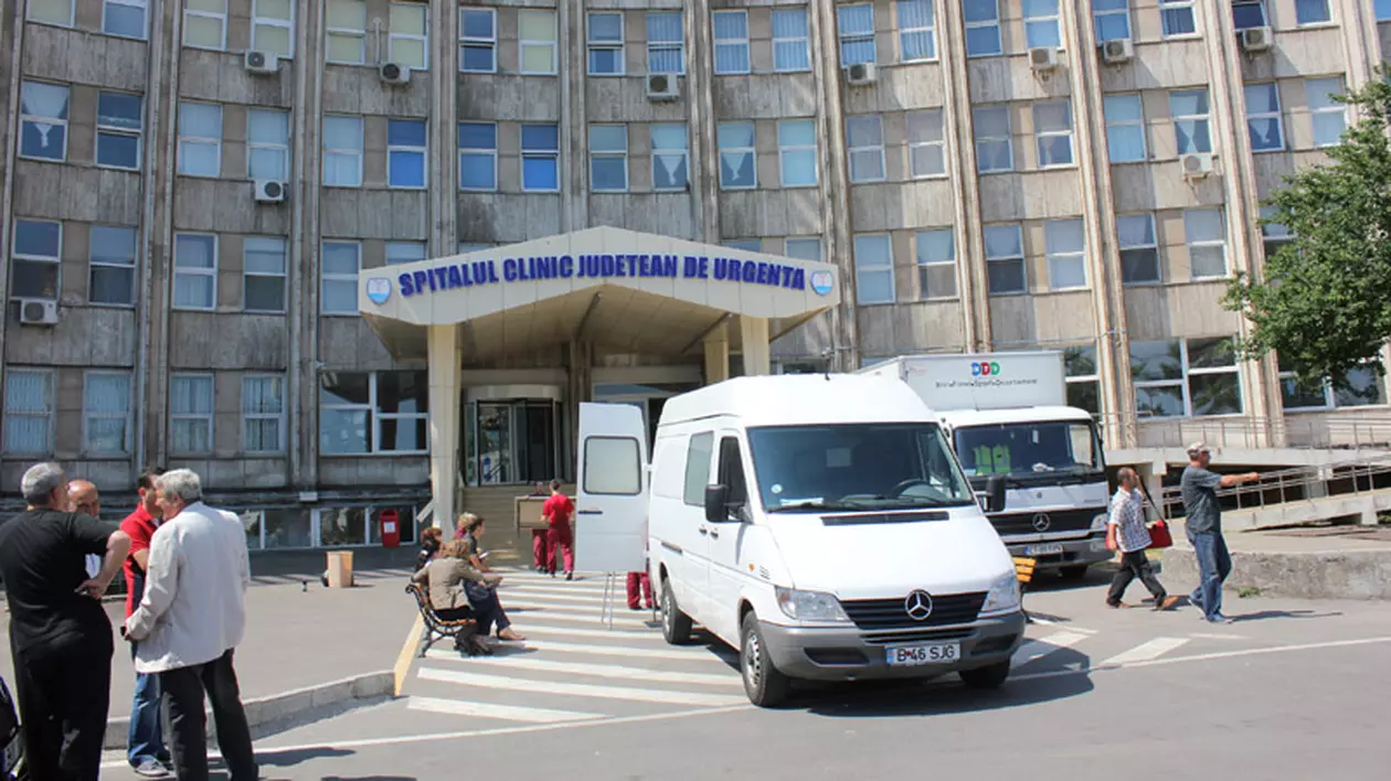 Pacient filmat stând pe jos, pe holul Spitalului Județean Constanța, acoperit cu un cearșaf. Managerul: „La 75 de bolnavi, în tura de noapte, este o asistentă”