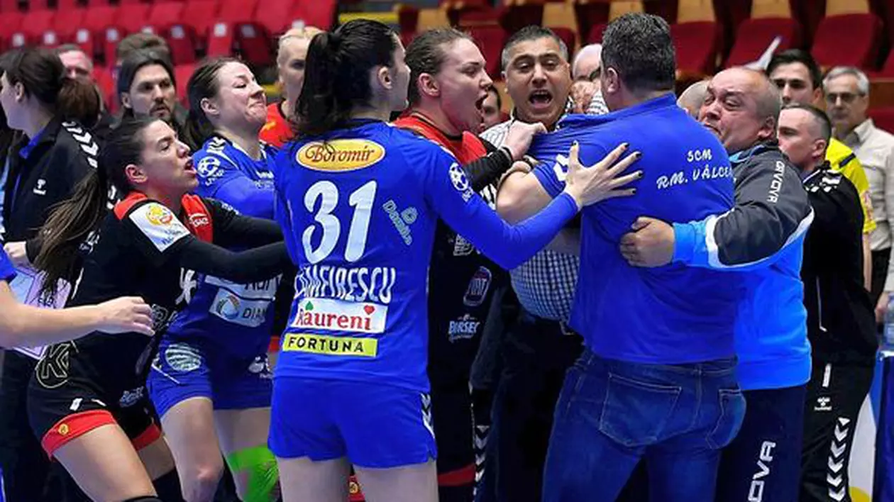 Liga Națională feminină de handbal: CSM București - SCM Rm. Vâlcea 23-22. S-a jucat fără spectatori, antrenorii s-au luat la bătaie