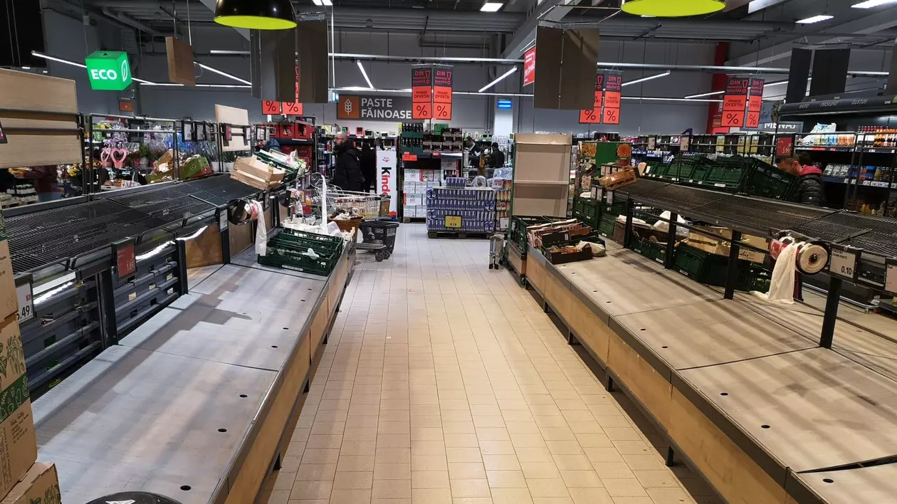 România, scenariul 2. Bucureștenii au cumpărat masiv făină, mălai, legume și conserve. Cum arătau supermarketurile la ora 20.00