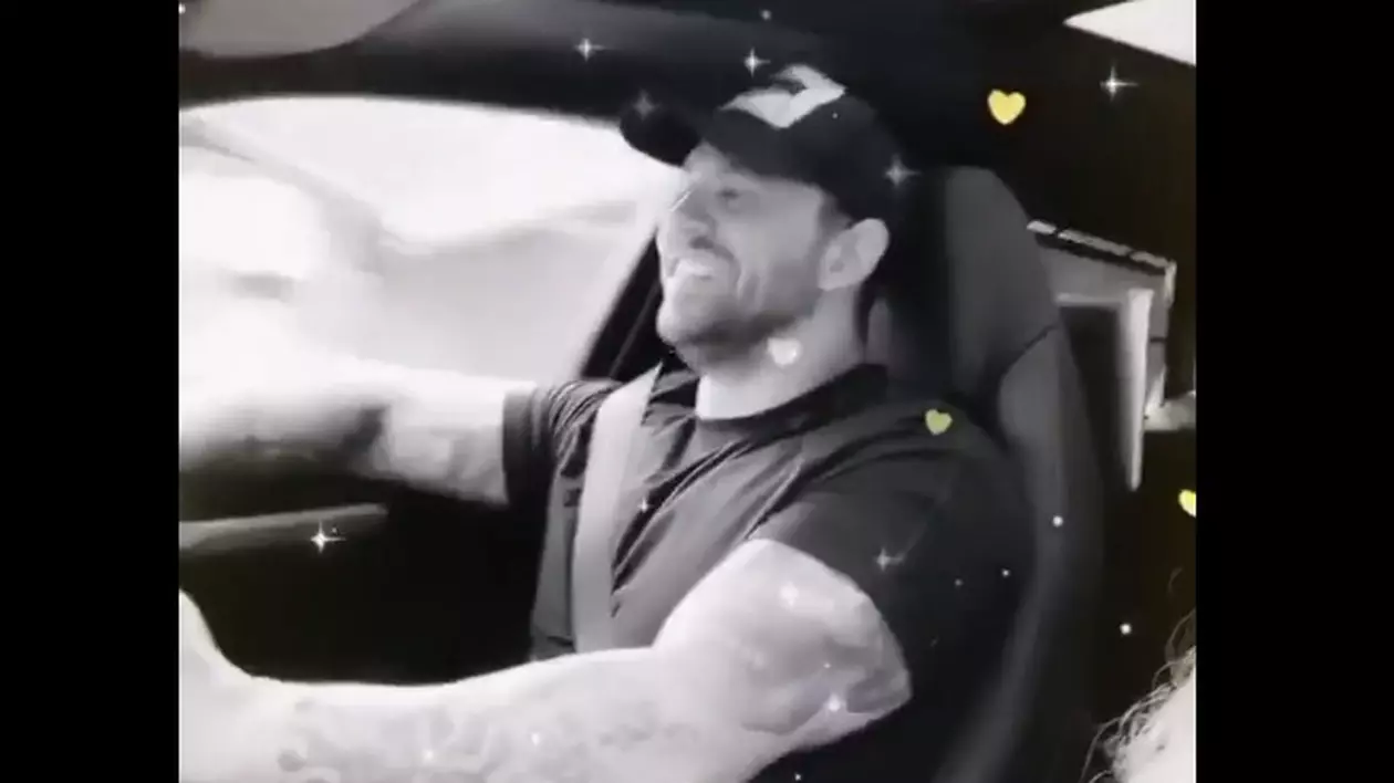 Deşi trebuie să fie în izolare, Alex Bodi apare pe Instagram plimbându-se cu Bianca Drăguşanu în maşină