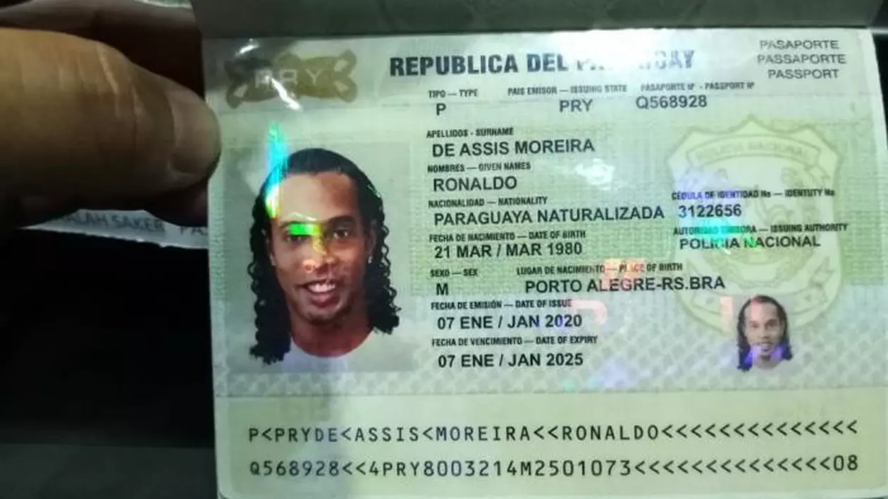 Ronaldinho a fost arestat la Asuncion și rămâne în detenție. Anchetatorii vizează acum și o posibilă pistă de ”spălare de bani”
