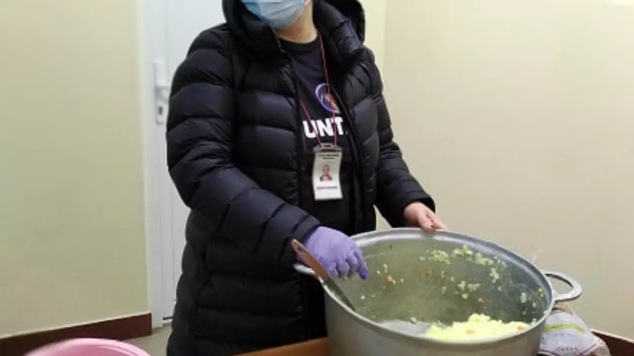 Iubirea de oameni, mai presus decât frica de coronavirus. Povestea unei femei din Bârlad, ”îngerul păzitor” al celor bătrâni și necăjiți
