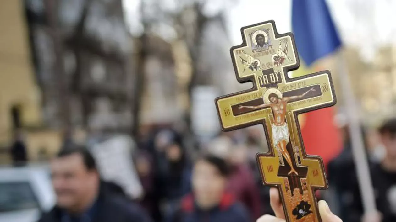 Preoții din Tecuci bagă spaima în locuitori. ”Umblă din casă în casă cu crucea în mână, iar enoriașii sărută crucea și mâna preoților!”