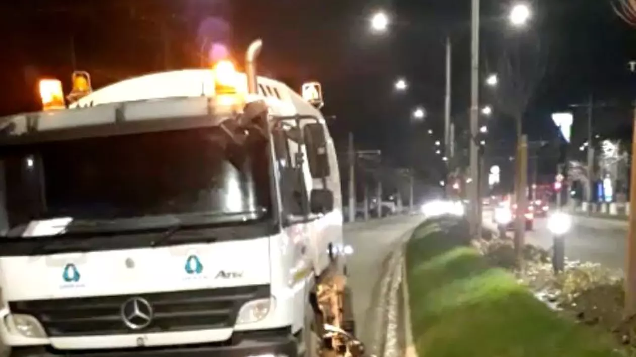 În sectorul 6 al Capitalei, străzile sunt spălate cu dezinfectant efervescent
