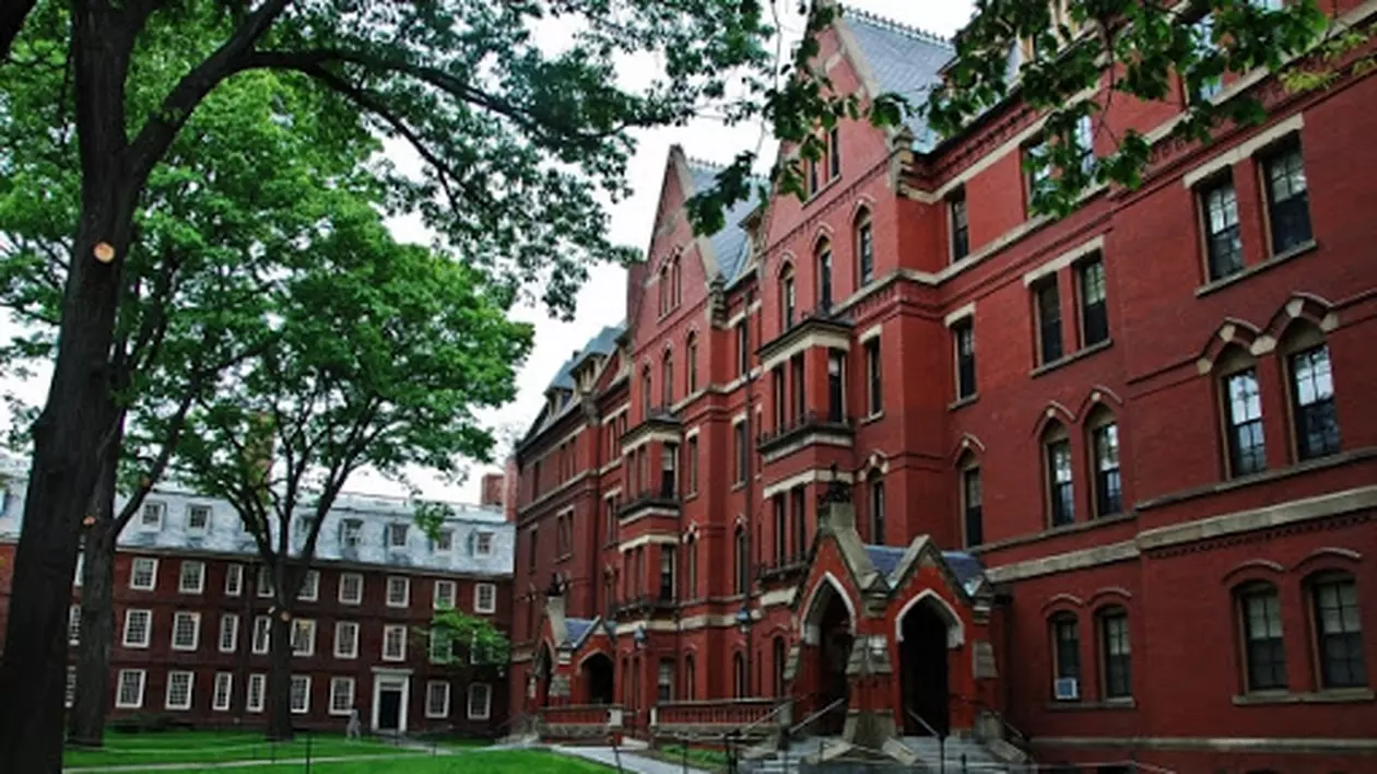 Universitatea Harvard se închide. Coronavirusul determină trecerea la cursuri online