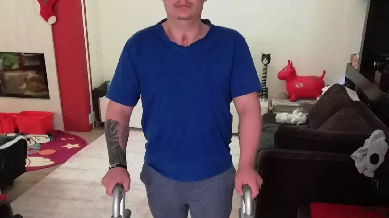 Adrian are nevoie de 4.000 de lei lunar pentru a putea merge din nou. Băiatul de 22 de ani a fost nenorocit de mai mulți vecini care i-au crăpat capul cu bâtele