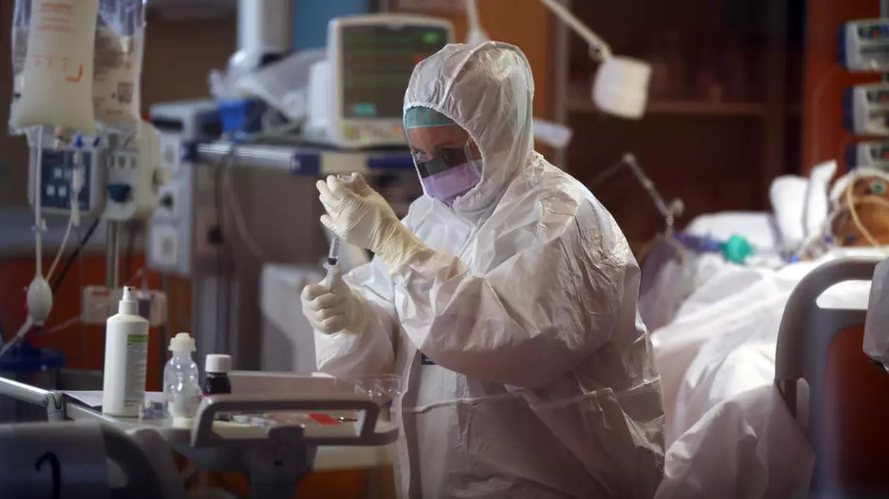 Birocrația bate pandemia. Statul român, acuzat că e rău-platnic cu facturile pentru servicii de carantină, catering sau echipamente medicale. Cercetător îmbrăcat în combinezon de unică folosință