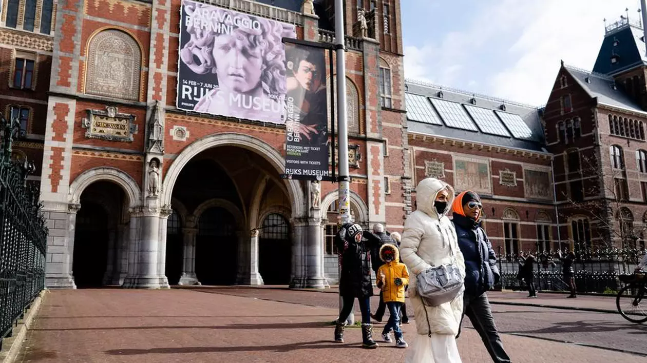 Măștile de protecție, obligatorii în Amsterdam și Rotterdam