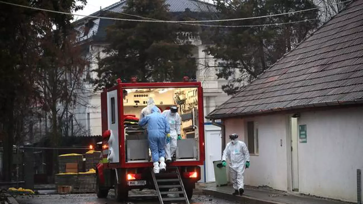 Pacienții depistați pozitiv cu coronavirus sunt transportati cu izoleta la spital. Foto: tion.ro