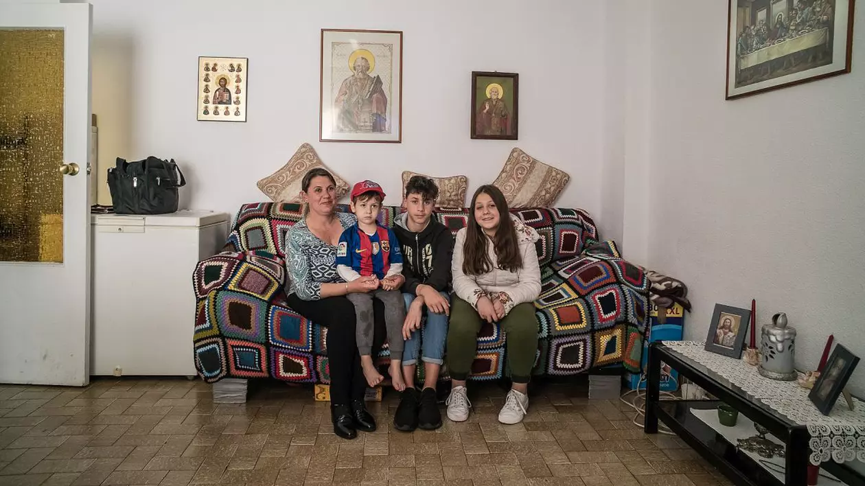 S-au interzis zborurile din Spania. Ce fac românii de acolo ne spun cei doi jurnaliști români care străbat Europa de un an
