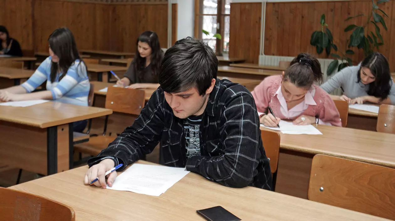 Elevii vor avea cursuri de educaţie sexuală în şcoli. Legea a fost promulgată