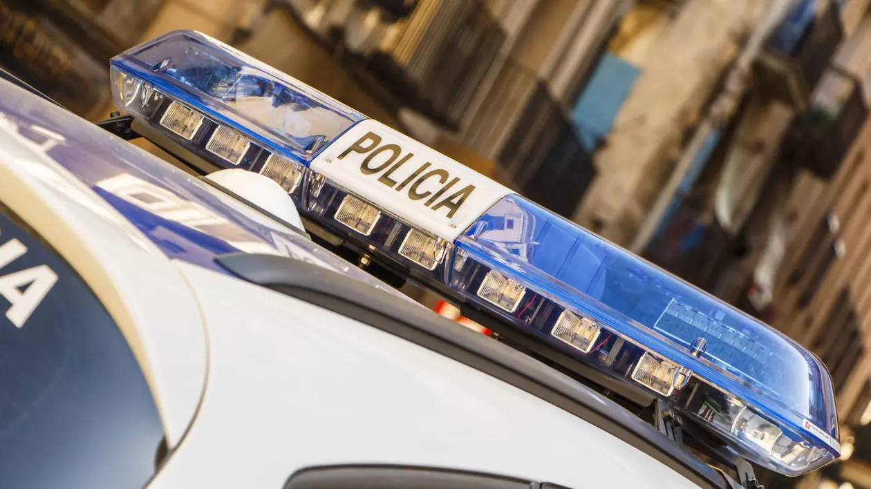 Polițiștii spanioli cântă pe stradă pentru localnicii izolați