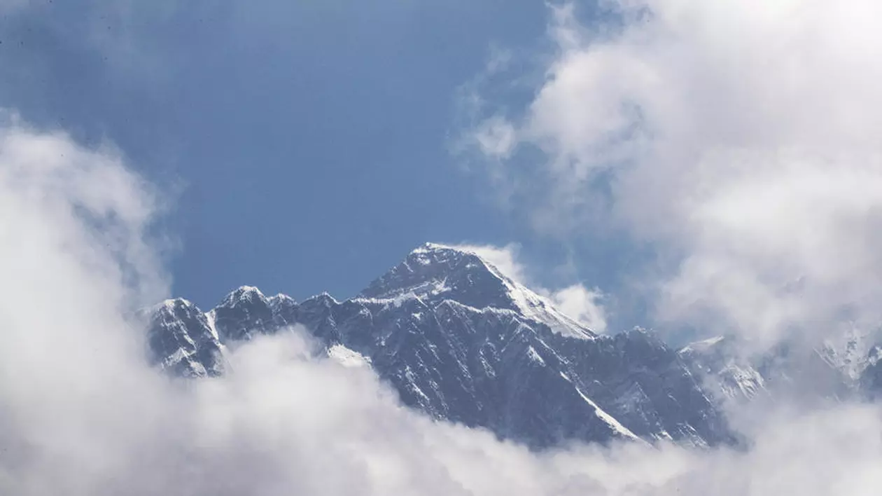 Nepalul a interzis accesul pe Everest. Vizele turistice au fost suspendate