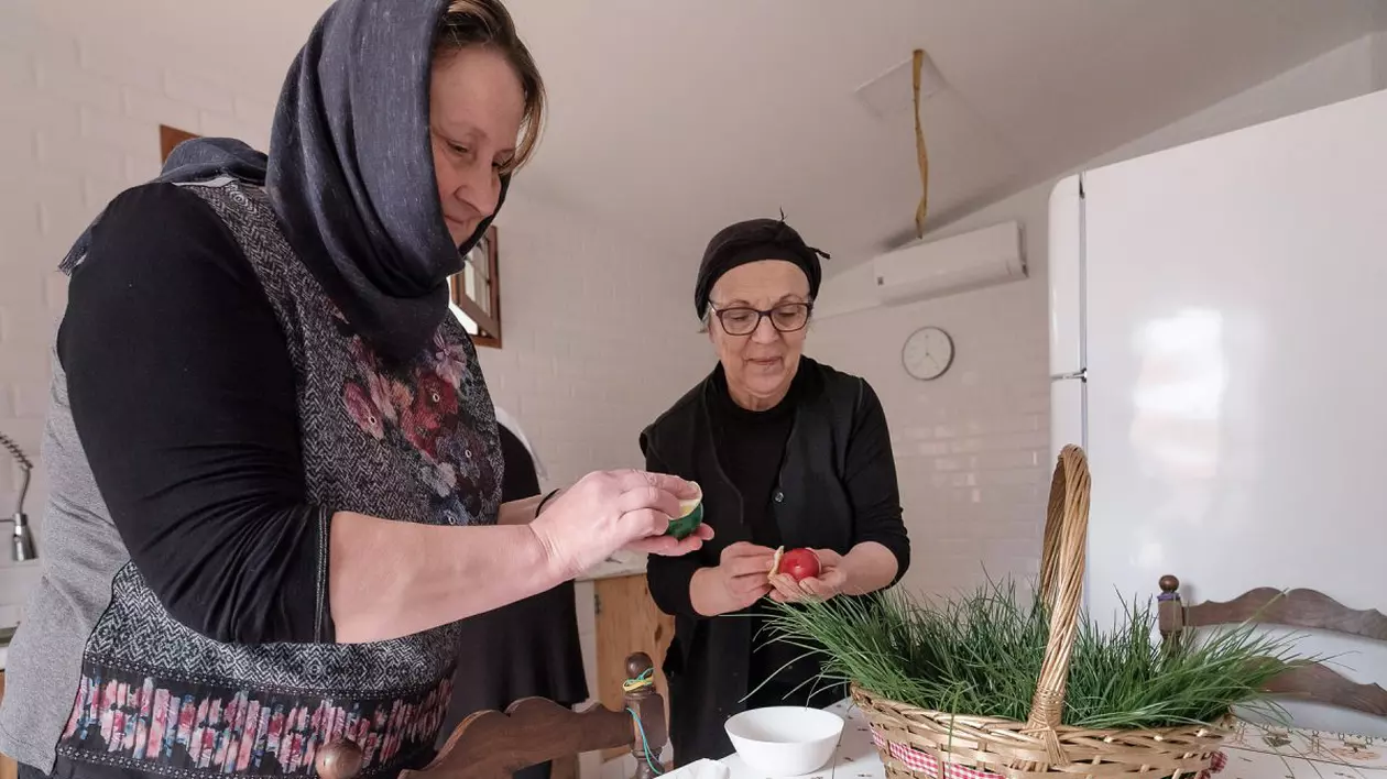 Doamna Mariana și sora Mariana ung ouăle cu ulei, Mănăstirea Ortodoxă Adormirea Maicii Domnului din Aldeia de Santa Margarida, Portugalia