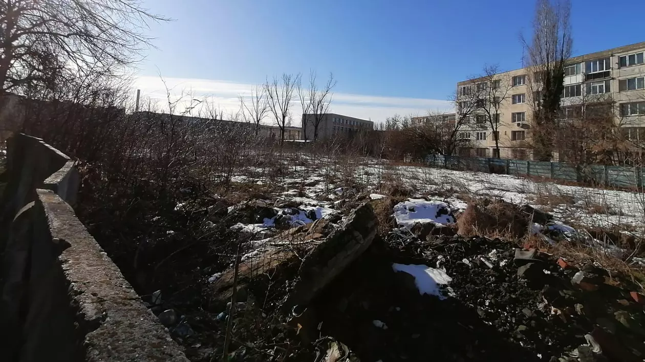 Terenul pe care a fost baza sportivă Girueta. Fotografie din februarie 2020