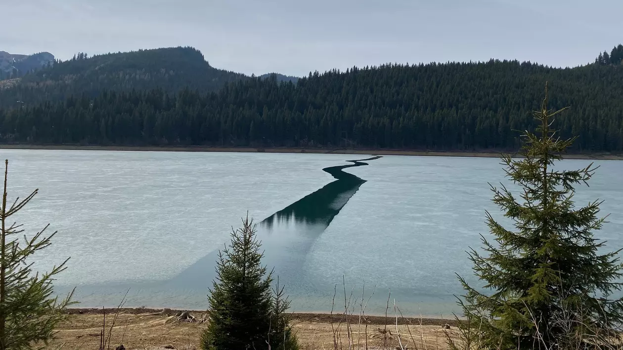 Imagini spectaculoase cu Lacul Bolboci, din Munții Bucegi: “O fi trecut Moise pe aici?”