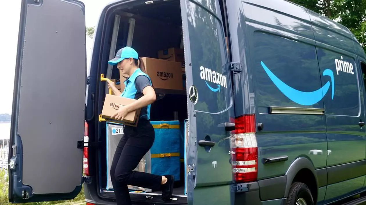 „Ești tu împotriva unei mașinării”. Povestea curierilor de la Amazon concediați de roboți
