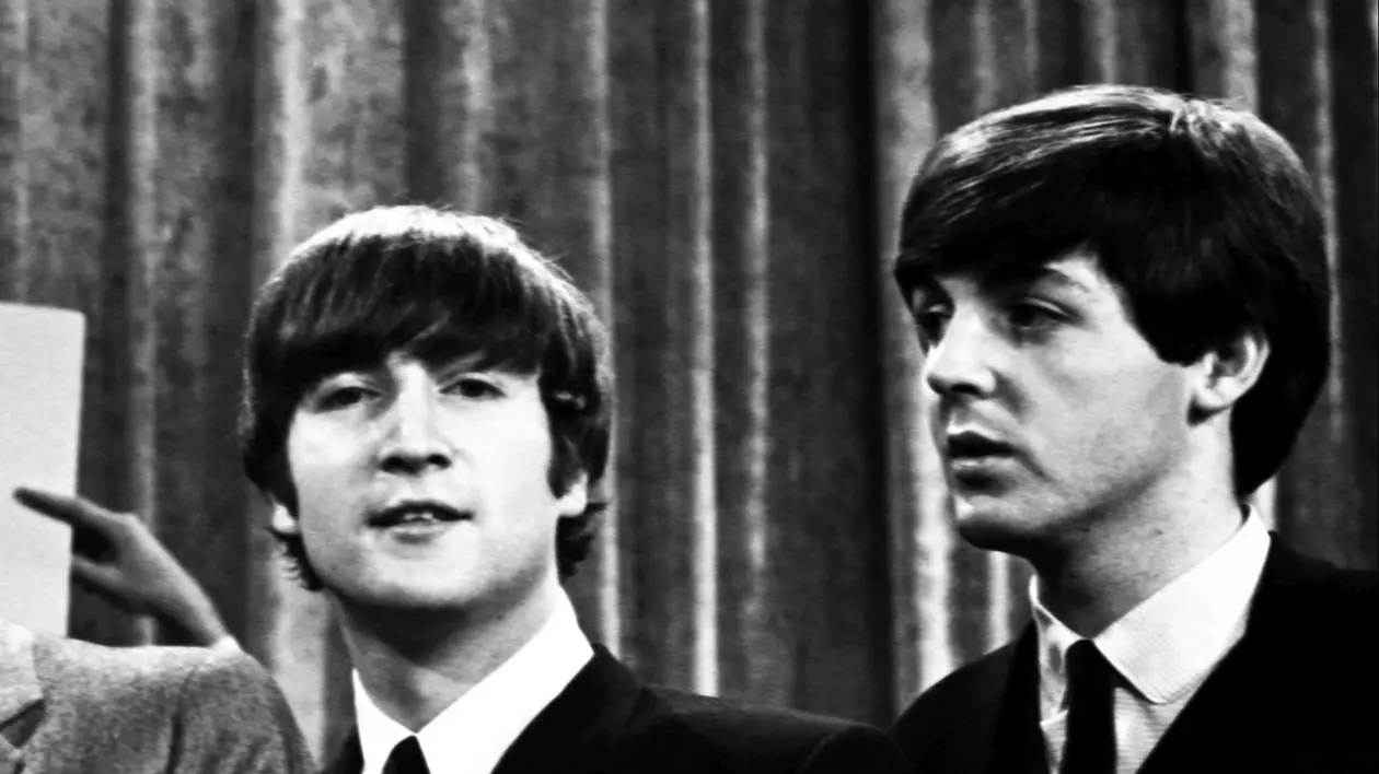 John Lennon (stânga) şi Paul McCartney, la jumătatea anilor '60. Foto: Hepta