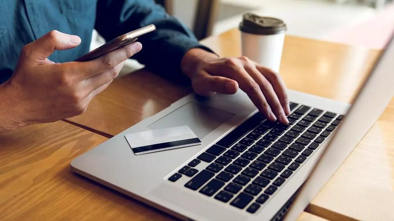 Raport: Românii au făcut anul trecut cumpărături online de 7 miliarde de euro