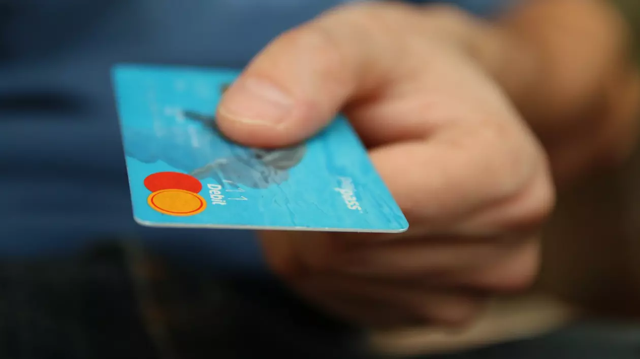 Carduri gratuite pentru pensionari, emise de CEC Bank. Poștașul le aduce acasă fără costuri