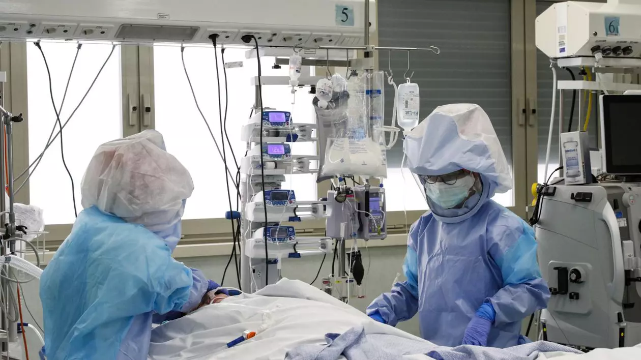 6 grupe de simptome, 6 tipuri de bolnavi de COVID-19. Studiul care ar putea ajuta medicii să împartă pacienții pe categorii de risc și ar preveni supraaglomerarea ATI