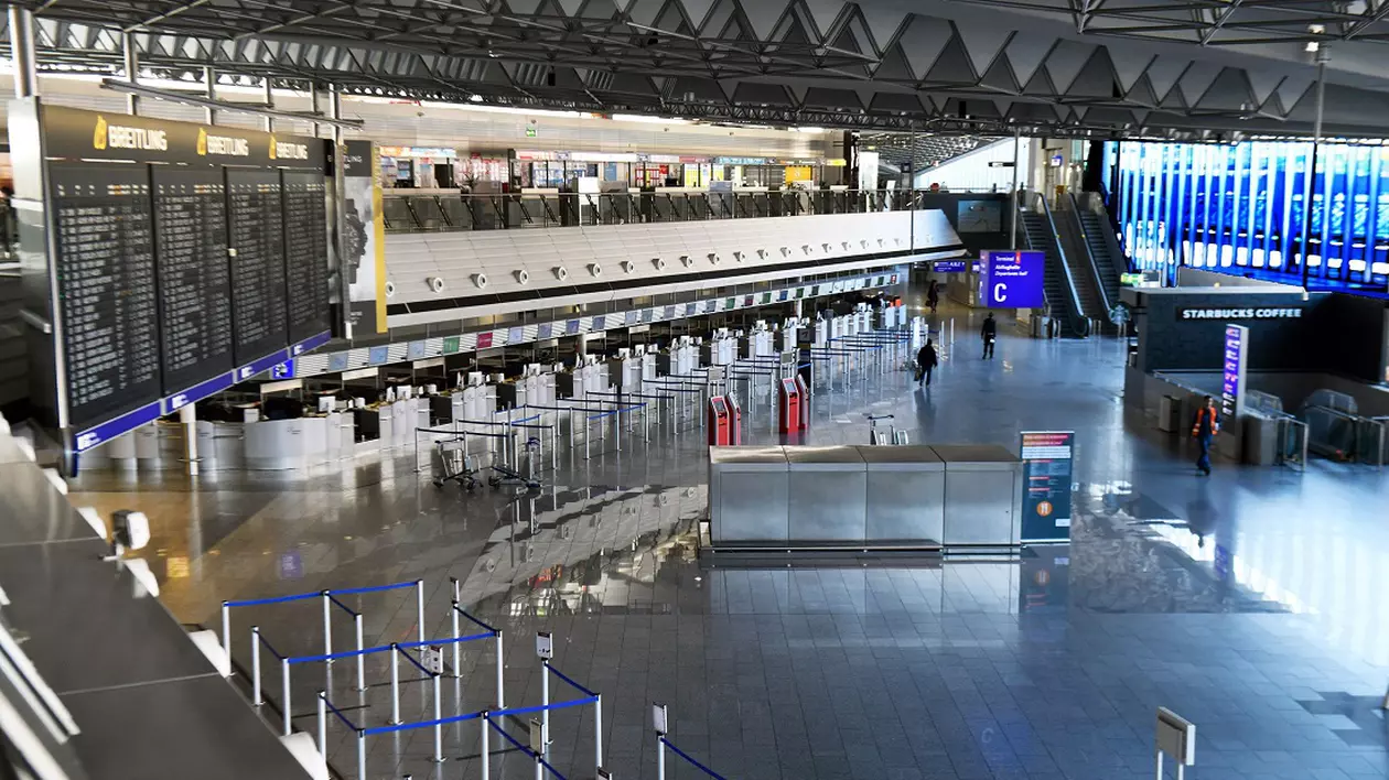 Trei fotbaliști sunt blocați în aeroportul din Frankfurt. Dorm pe jos și supraviețuiesc din mila angajaților