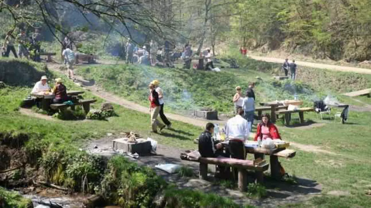 1 Mai, Ziua Muncii. Cum și când a apărut sărbătoarea, transformată de români în “grătar la iarbă verde”