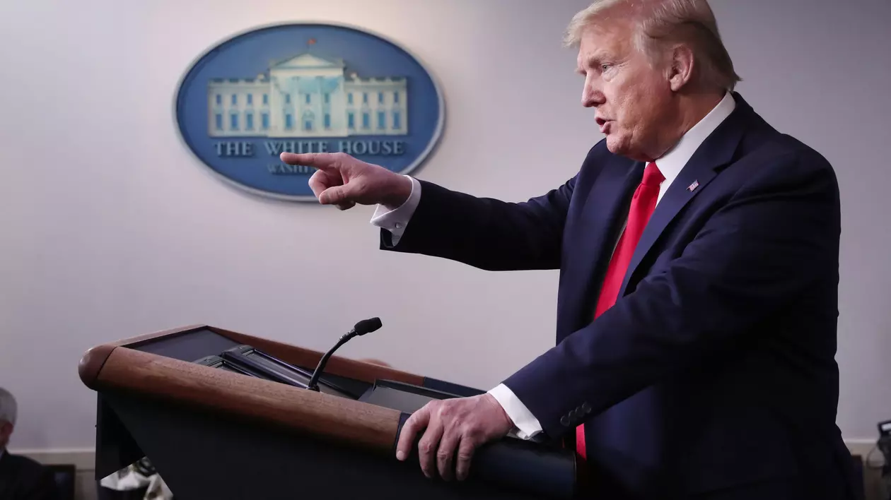Donald Trump a amenințat cu concedierea experții în COVID