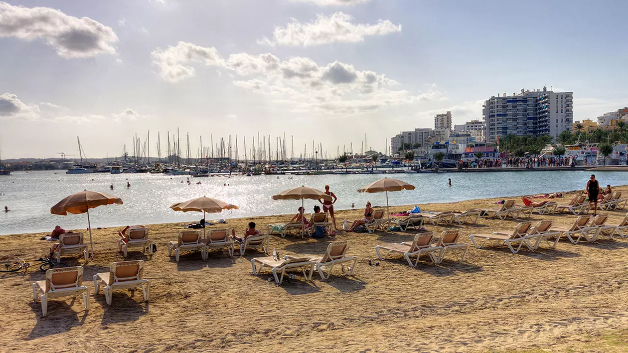 Plajele din Ibiza nu vor mai fi pline de oameni în această vară Foto: Hepta