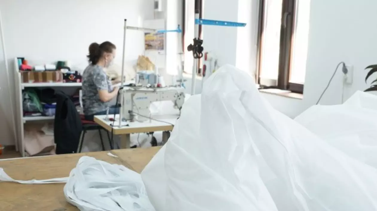 Patru angajate ale Operei Brașov produc combinezoane de protecție. „Trebuie să îi ajutăm pe cei care au nevoie”