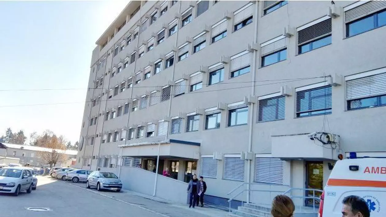 Anchetă la Spitalul Județean din Vâlcea după ce un asistent medical a căzut pe scări și s-a rănit grav