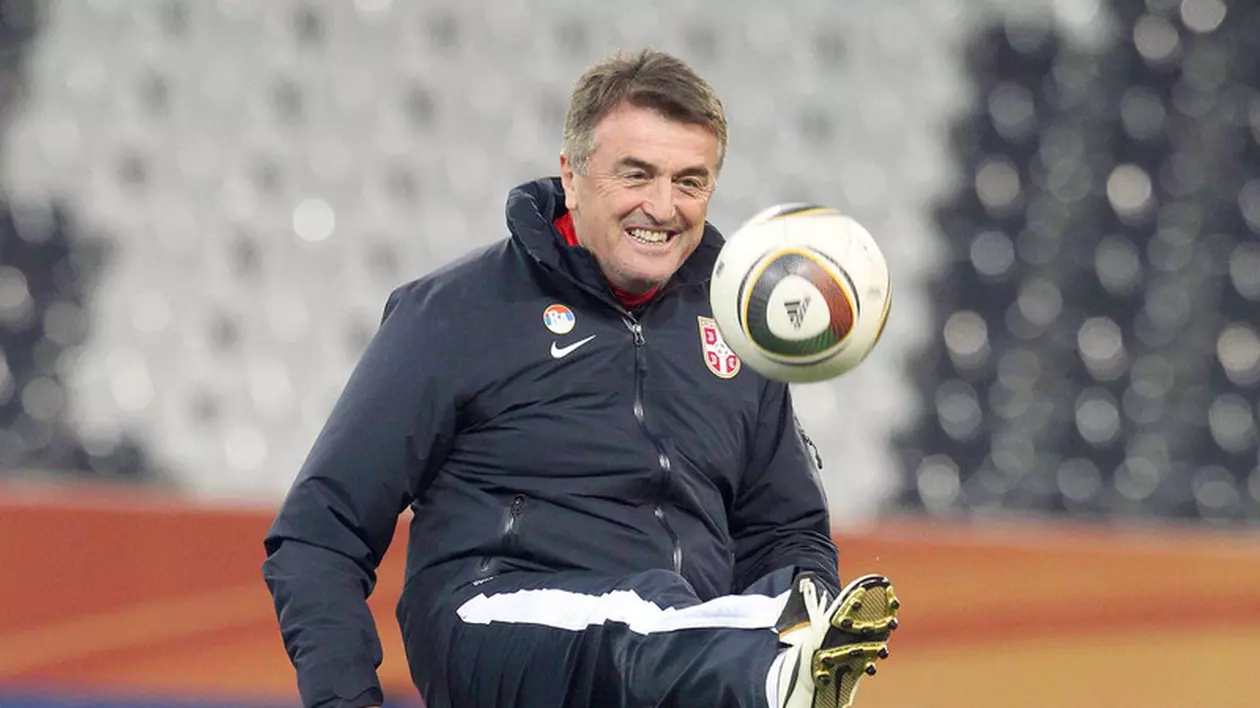 epa02216673 Serbia's national soccer team head coach Radomir Antic performs during his team's training session at the Mbombela Stadium in Nelspruit, South Africa, 22 June 2010. Serbia will face Australia in the FIFA 2010 World Cup group D soccer match on June 23. EPA/LINDSEY PARNABY